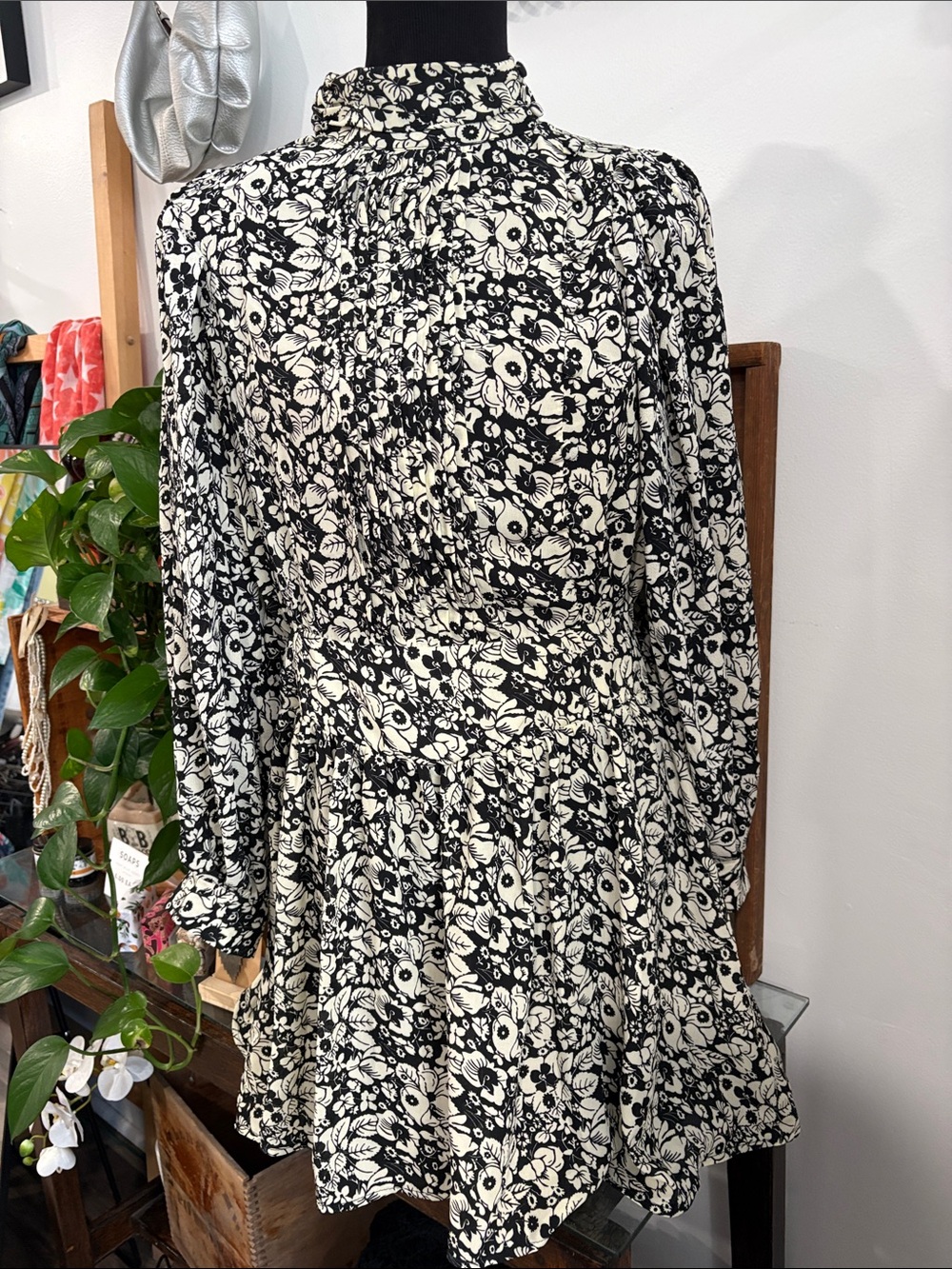 Black & Cream Floral Long-Sleeve Women's Dress with a zipper on the side